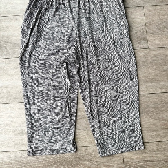 VINCE CAMUTO Sleeveless Scale
Stretchy Imprint Jumpsuit - Picture 11 of 14